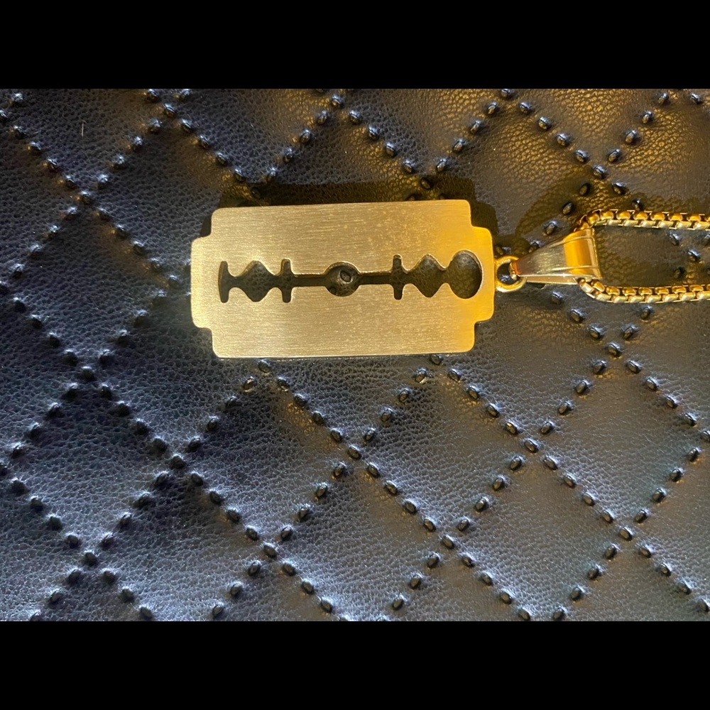 Gold Razor blade necklaces - Picture 4 of 4